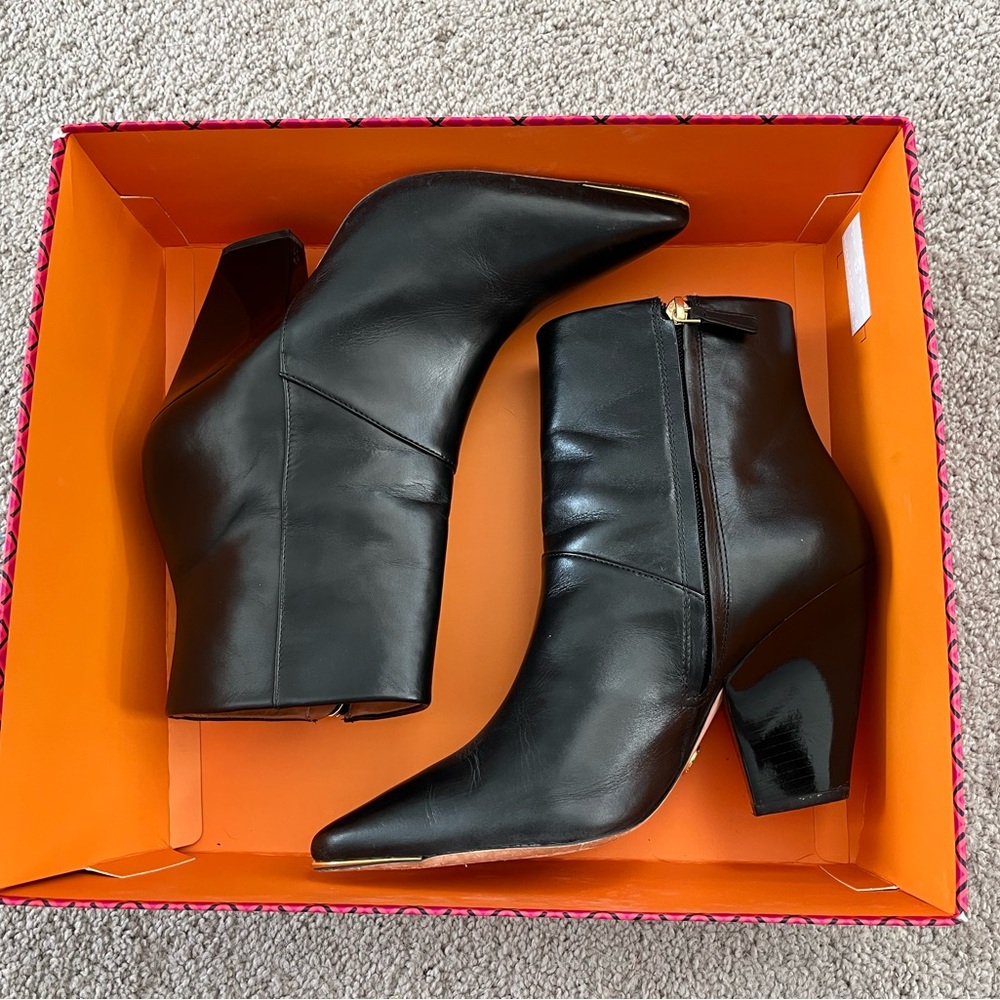 Tory Burch LILA 90MM Zip Up Ankle Bootie
Calf Leather - Picture 12 of 16